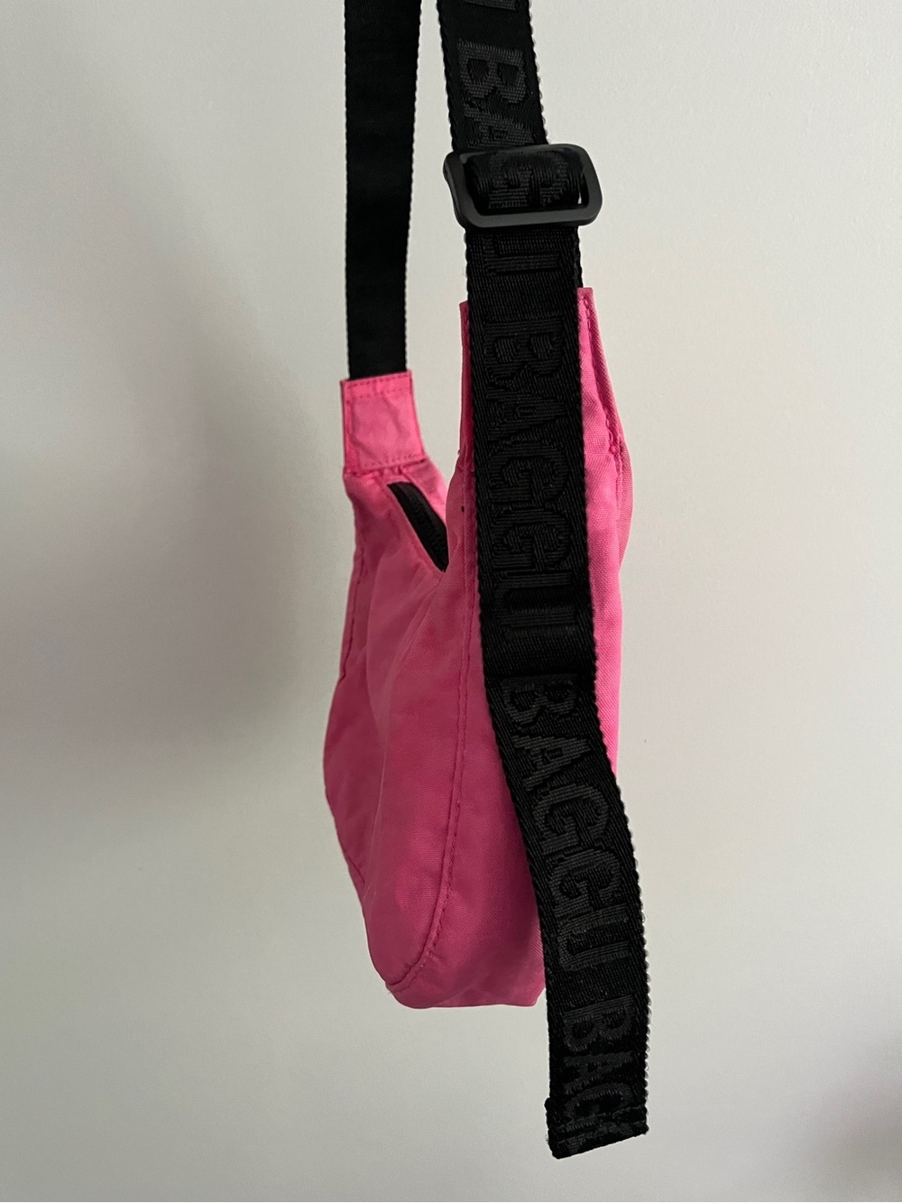 BAGGU Hot Pink Small Crescent Bag - Picture 3 of 3
